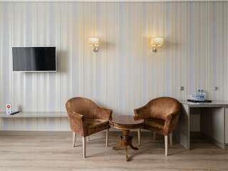 Гостиница Ка Роял Домодедово Семейный Полулюкс с 1 двуспальной и 1 односпальной кроватями-5