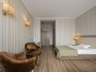 Гостиница Ка Роял Домодедово Семейный Полулюкс с 1 двуспальной и 1 односпальной кроватями-7