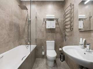 Гостиница Ка Роял Домодедово Семейный Полулюкс с 1 двуспальной и 1 односпальной кроватями-13