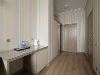 Гостиница Ка Роял Домодедово Семейный Полулюкс с 1 двуспальной и 1 односпальной кроватями-11